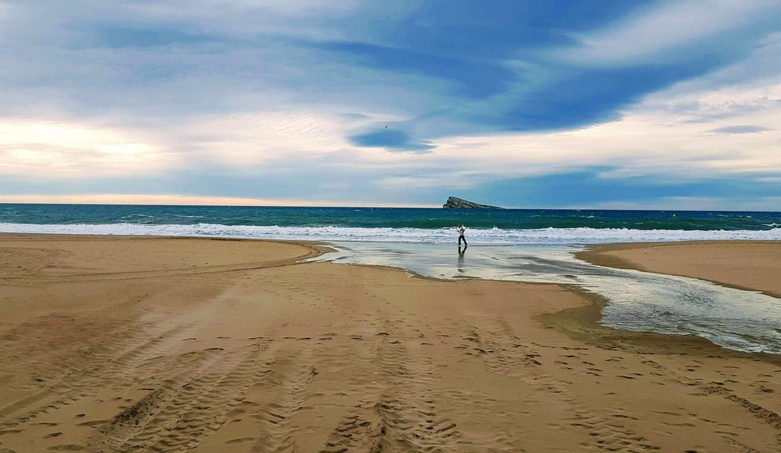 ¿Te imaginas empezar el 2026 con esta vista? En Benidorm, el tiempo se detiene… para que lo vivas intensamente.
